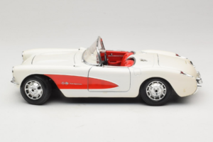 Chevrolet Corvette C1 White & Red Bburago 1:18 3024-M3 Diecast — photo 4 of 8