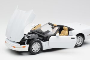 Chevrolet Corvette C4 Cabriolet White Maisto 1:18 32830 Diecast — photo 2 of 8