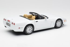 Chevrolet Corvette C4 Cabriolet White Maisto 1:18 32830 Diecast — photo 3 of 8