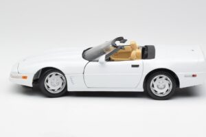 Chevrolet Corvette C4 Cabriolet White Maisto 1:18 32830 Diecast — photo 4 of 8