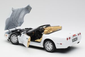 Chevrolet Corvette C4 Cabriolet White Maisto 1:18 32830 Diecast — photo 5 of 8