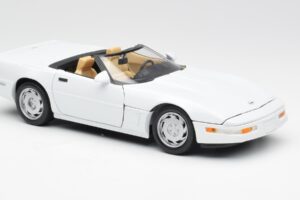 Chevrolet Corvette C4 Cabriolet White Maisto 1:18 32830 Diecast — photo 6 of 8
