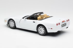 Chevrolet Corvette C4 Cabriolet White Maisto 1:18 32830 Diecast — photo 7 of 8