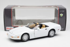 Chevrolet Corvette C4 Cabriolet White Maisto 1:18 32830 Diecast — photo 8 of 8