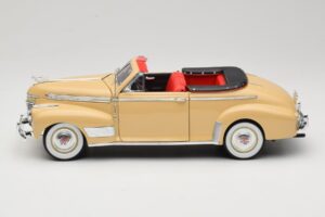Chevrolet Deluxe Convertible Beige Eagle Collectibles 1:18 3022518 Diecast — photo 4 of 8