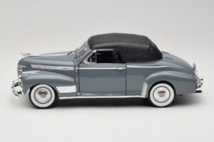 Chevrolet Deluxe Convertible With Soft Top Grey Eagles Race 1:18 7497276 Diecast — photo 4 of 8