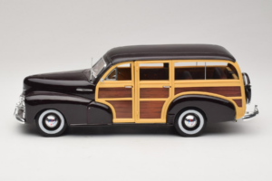 Chevrolet Fleetmaster Woody Black Maisto 1:18 56043 Diecast — photo 4 of 8
