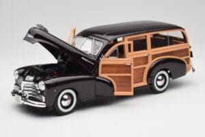 Chevrolet Fleetmaster Woody Black & Wood Panels Maisto 1:18 43697545B Diecast — photo 2 of 8