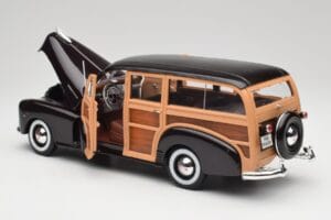 Chevrolet Fleetmaster Woody Black & Wood Panels Maisto 1:18 43697545B Diecast — photo 5 of 8