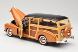 Chevrolet Fleetmaster Woody Gold Maisto 1:18 56042 Diecast — photo 5 of 8
