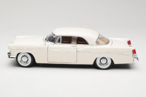 Chrysler 300B White Maisto 1:18 531897 Diecast — photo 4 of 8