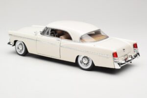 Chrysler 300B White Maisto 1:18 531897 Diecast — photo 7 of 8