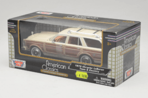 Chrysler LeBaron Town & Country Beige Motormax 1:24 MM7331BG Diecast — photo 3 of 3