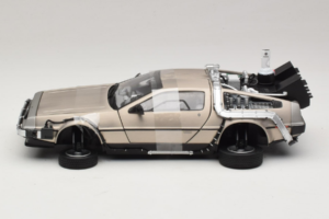DeLorean DMC-12 Back to the Future Time Machine Sun Star 1:18 2710 Diecast — photo 3 of 6