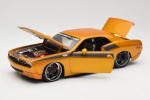 Dodge Challenger Concept Gold Maisto 1:18 31320 Diecast — photo 2 of 8