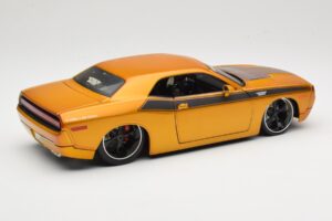 Dodge Challenger Concept Gold Maisto 1:18 31320 Diecast — photo 3 of 8