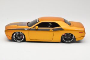 Dodge Challenger Concept Gold Maisto 1:18 31320 Diecast — photo 4 of 8
