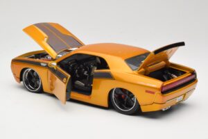 Dodge Challenger Concept Gold Maisto 1:18 31320 Diecast — photo 5 of 8