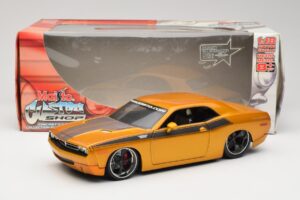 Dodge Challenger Concept Gold Maisto 1:18 31320 Diecast — photo 8 of 8