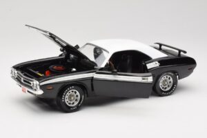 Dodge Challenger R/T Black & White ERTL 1:18 36549 Diecast — photo 2 of 8