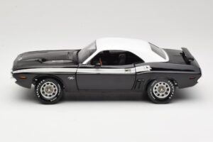 Dodge Challenger R/T Black & White ERTL 1:18 36549 Diecast — photo 4 of 8