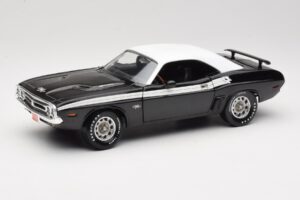 Dodge Challenger R/T Black & White ERTL 1:18 36549 Diecast