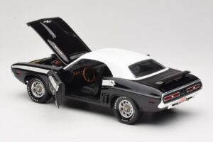 Dodge Challenger R/T Black & White ERTL 1:18 36549 Diecast — photo 5 of 8