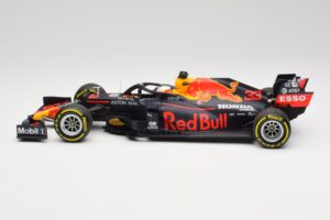 Aston Martin Red Bull Racing RB16 #33 M. Verstappen Abu Dhabi GP Winner 2020 Minichamps 1:18 110201733 Diecast — photo 3 of 7