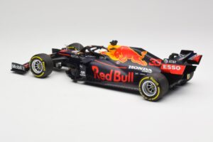 Aston Martin Red Bull Racing RB16 #33 M. Verstappen Abu Dhabi GP Winner 2020 Minichamps 1:18 110201733 Diecast — photo 5 of 7