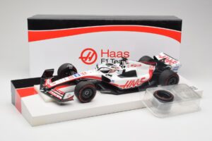 Haas VF-22 #20 K. Magnussen Pole Position Brazil GP 2022 Minichamps 1:18 147222120 Diecast — photo 7 of 7