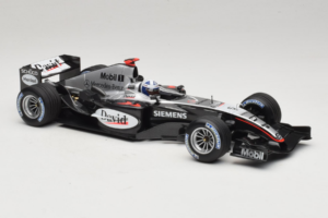 McLaren MP4/19 Mercedes D. Coulthard F1 2004 Minichamps 1:18 530041805 Diecast — photo 4 of 7
