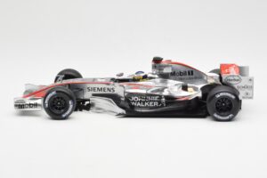 McLaren Mercedes MP4-21 P. de la Rosa F1 Showcar 2006 Minichamps 1:18 B66962346 Diecast — photo 3 of 6