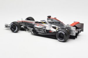 McLaren Mercedes MP4-21 P. de la Rosa F1 Showcar 2006 Minichamps 1:18 B66962346 Diecast — photo 5 of 6