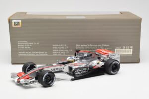 McLaren Mercedes MP4-21 P. de la Rosa F1 Showcar 2006 Minichamps 1:18 B66962346 Diecast — photo 6 of 6