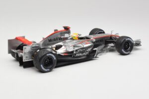 McLaren MP4-25 Mercedes #2 L. Hamilton Showcar 2010 Minichamps 1:18 110100006-R1 Diecast — photo 2 of 6
