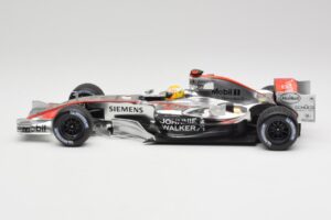 McLaren MP4-25 Mercedes #2 L. Hamilton Showcar 2010 Minichamps 1:18 110100006-R1 Diecast — photo 3 of 6