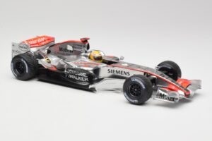 McLaren MP4-25 Mercedes #2 L. Hamilton Showcar 2010 Minichamps 1:18 110100006-R1 Diecast — photo 4 of 6