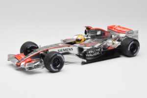 McLaren MP4-25 Mercedes #2 L. Hamilton Showcar 2010 Minichamps 1:18 110100006-R1 Diecast