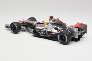 McLaren MP4-25 Mercedes #2 L. Hamilton Showcar 2010 Minichamps 1:18 110100006-R1 Diecast — photo 5 of 6
