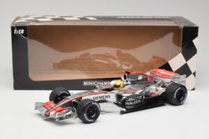 McLaren MP4-25 Mercedes #2 L. Hamilton Showcar 2010 Minichamps 1:18 110100006-R1 Diecast — photo 6 of 6