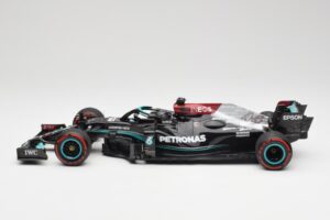 Mercedes AMG W12 Petronas #44 L. Hamilton Spanish GP 100th Pole 2021 Minichamps 1:18 110210444 Resin — photo 3 of 7