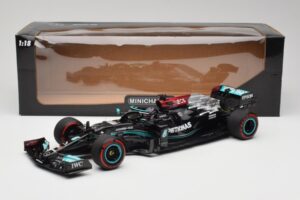 Mercedes AMG W12 Petronas #44 L. Hamilton Spanish GP 100th Pole 2021 Minichamps 1:18 110210444 Resin — photo 7 of 7