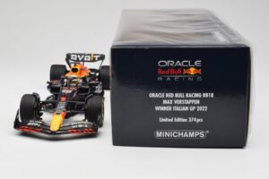Oracle Red Bull Racing RB18 #1 M. Verstappen Winner Italian GP 2022 Minichamps 1:18 110221601 Diecast — photo 6 of 7
