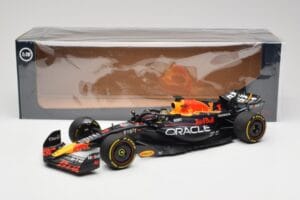 Oracle Red Bull Racing RB19 #1 M. Verstappen Winner Abu Dhabi GP 2023 Minichamps 1:18 110232301 Diecast — photo 7 of 7