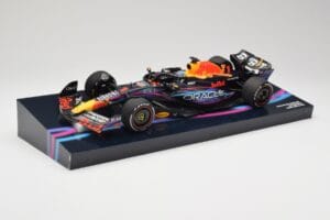 Oracle Red Bull Racing RB19 #33 M. Verstappen Miami GP 2023 Case Edition Minichamps 1:18 113233501 Resin — photo 2 of 7
