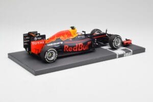 Red Bull RB12 #33 M. Verstappen Spain GP Winner 2016 Minichamps 1:18 117160333 Diecast — photo 3 of 7