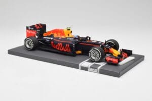 Red Bull RB12 #33 M. Verstappen Spain GP Winner 2016 Minichamps 1:18 117160333 Diecast — photo 4 of 7