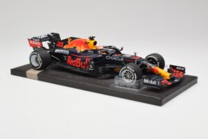 Red Bull RB16B #33 M. Verstappen Dutch GP Winner 2021 Minichamps 1:18 113212533 Diecast — photo 4 of 7