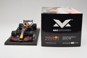Red Bull RB16B #33 M. Verstappen Dutch GP Winner 2021 Minichamps 1:18 113212533 Diecast — photo 7 of 7