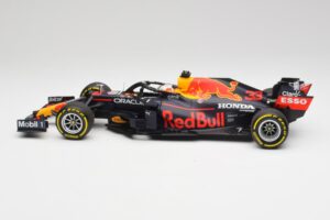 Red Bull RB16B #33 M. Verstappen Emilia Romagna GP Winner Mid Race Tyres 2021 Minichamps 1:18 110210133 Diecast — photo 3 of 7